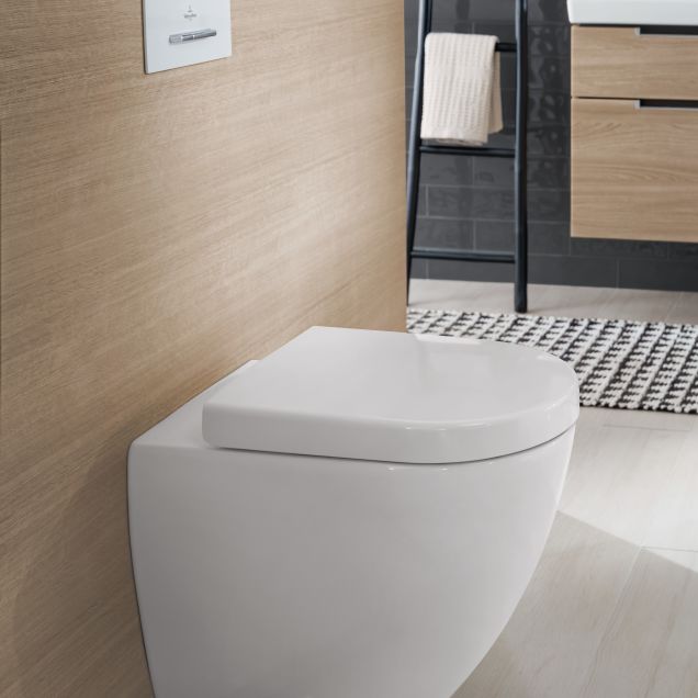 Lyst badeværelse med Villeroy & Boch Subway toilet.